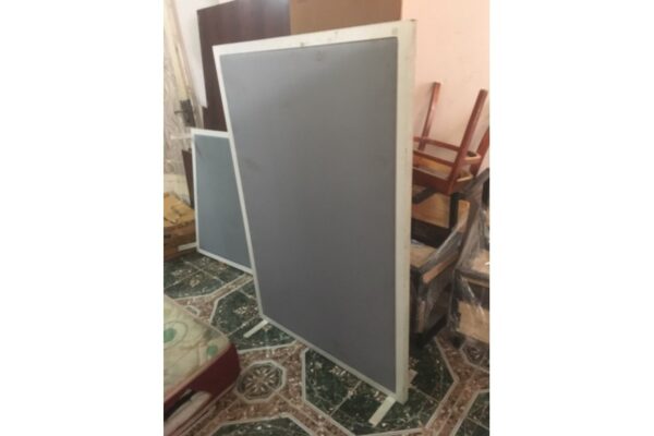 Thanh lý vách ngăn cũ đứng màu xám Thanh lý vách ngăn cũ đứng màu xám