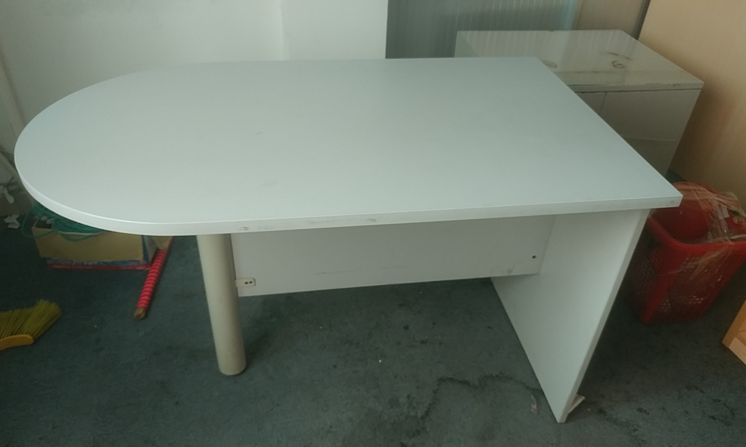 8fbb4db83314d44a8d05 Thanh lý bàn làm việc cũ 1m2 chân sắt