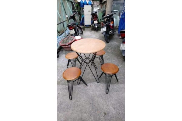 Thanh lý bộ bàn ghế cafe chân sắt mặt gỗ Thanh lý bộ bàn ghế cafe chân sắt mặt gỗ