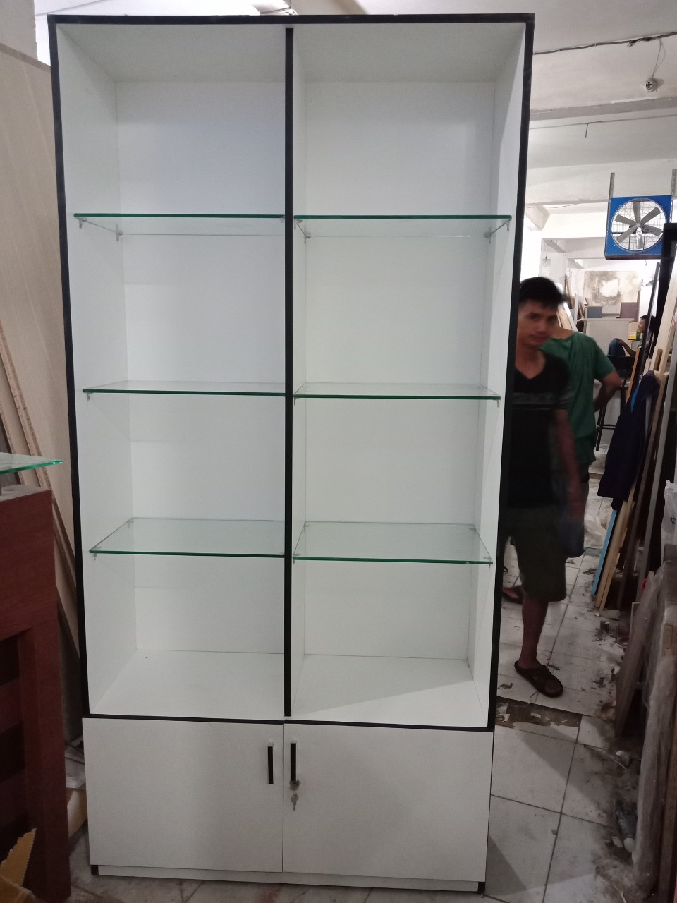 ca629172c14c2112785d Thanh lý tủ trưng bày mỹ phẩm trắng mới 99%
