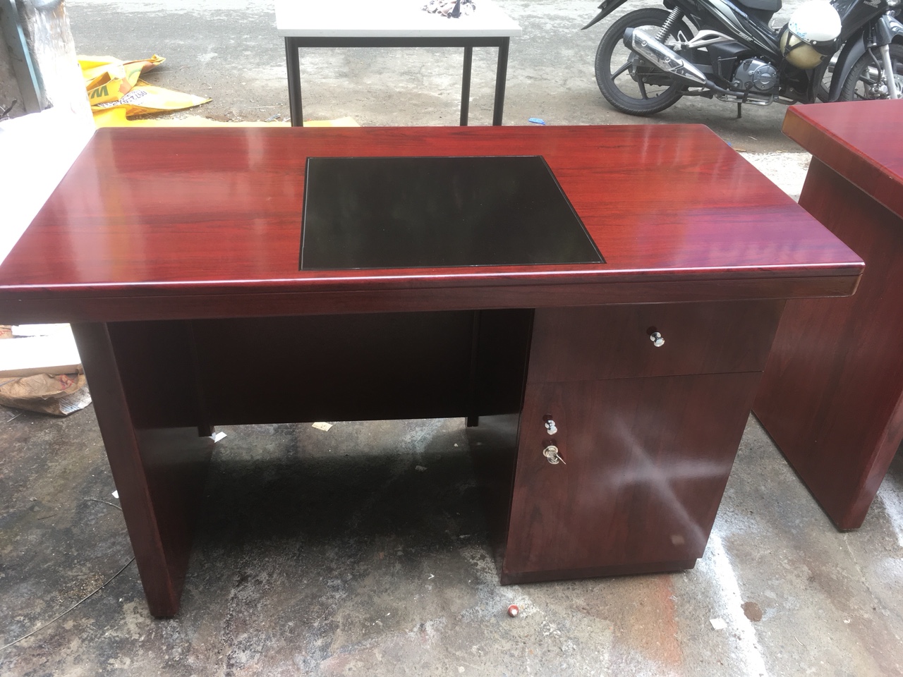 fb1542876e958fcbd684 Thanh lý bàn giám đốc 1m2x60 tồn kho