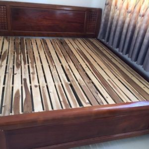 Thanh lý giường gỗ xoan 1m8