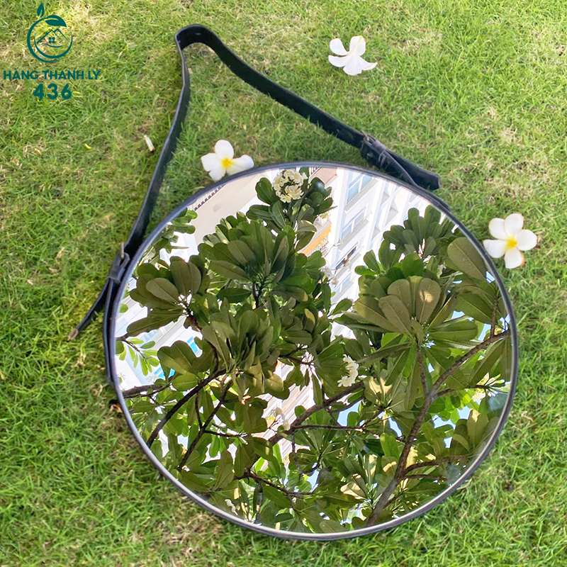 guong-cu-2 Gương trang điểm dây da treo tường cũ