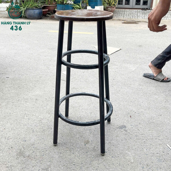 thanh ly ghe bar chan sat cu cach dieu hien dai