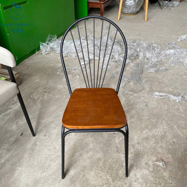 ghe go cafe cu mat ngoi mau vang khung sat