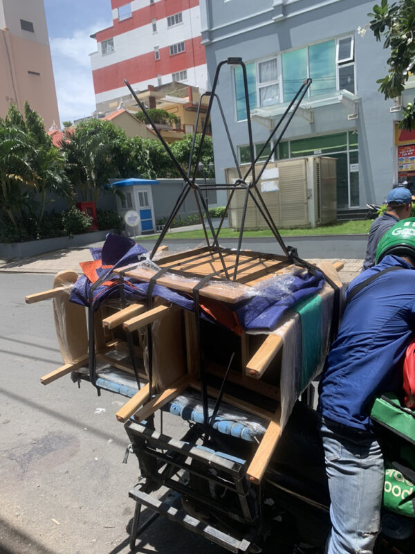 thanh-ly-ban-ghe-cu-hcm-11-600x800 Hình Ảnh Tất Bật Giao Hàng Sau Kỳ Nghỉ Lễ 2/9