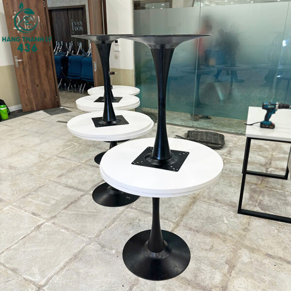 ban bar tron chan sat mat go trang cu 3