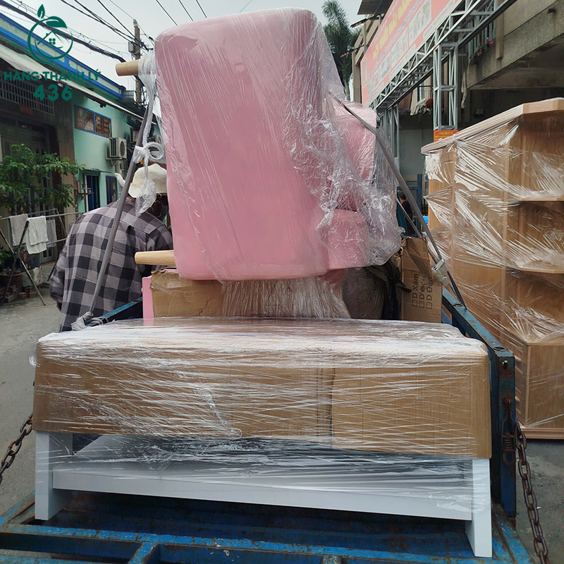 nhan-vien-hang-thanh-ly-436-dang-chuan-bi-hang-hoa-giao-di-quan-12 Thu Mua, Thanh Lý Nội Thất Bàn Ghế Đồ Cũ Tại Quận 12