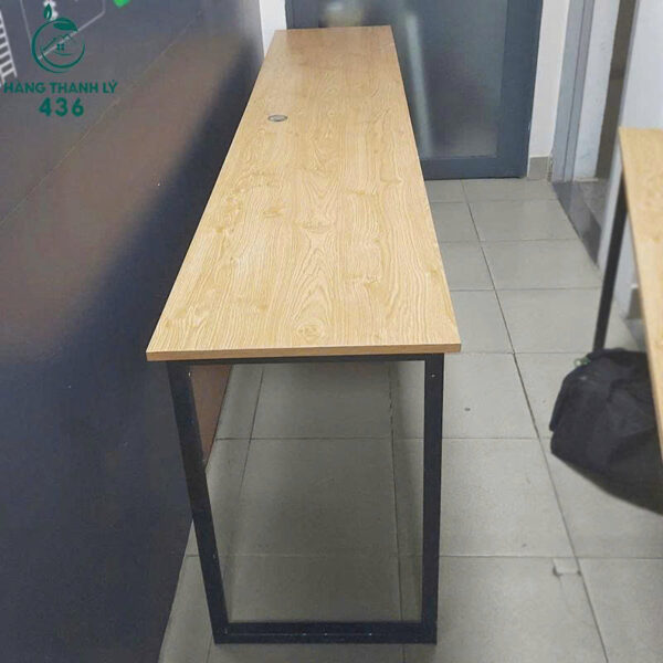 ban lam viec chan sat cu