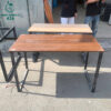 ban lam viec cu chan sat mat go den 3