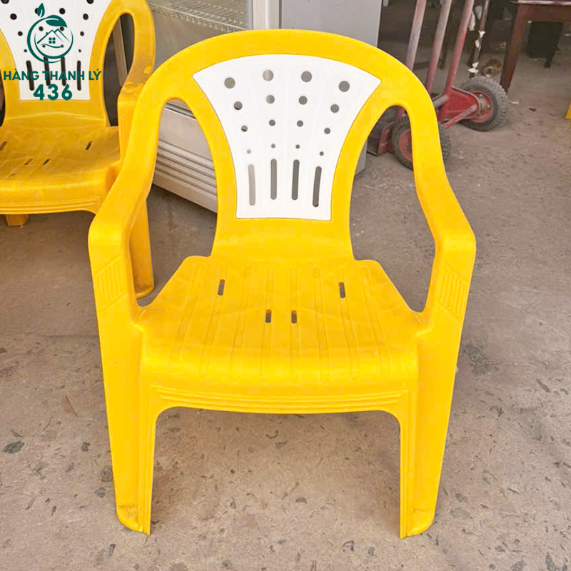 ghe-quan-an-cu-1 Ghế Nhựa Tựa Lưng Thấp Cũ Màu Vàng