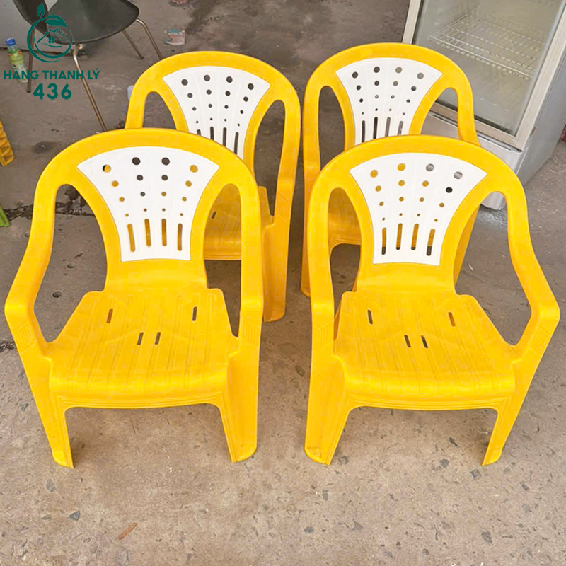 ghe-quan-an-cu-3 Ghế Nhựa Tựa Lưng Thấp Cũ Màu Vàng