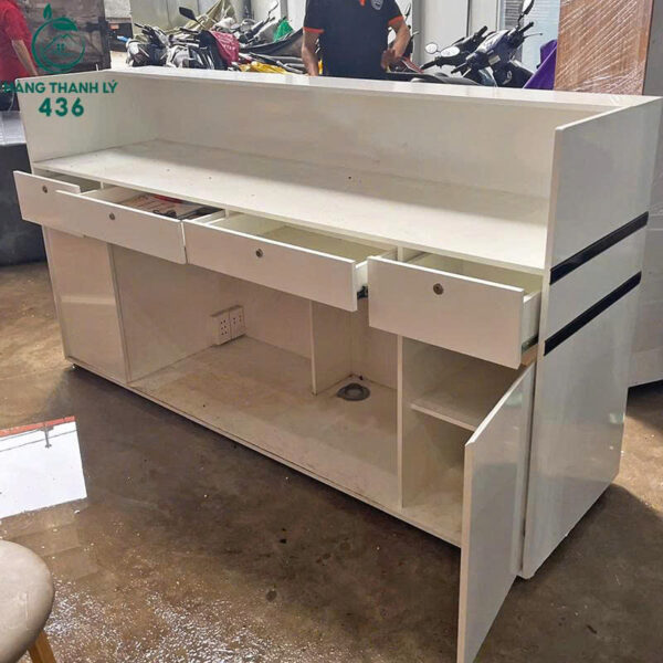 quay thu ngan cu mau trang