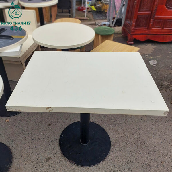 ban cafe cu mat vuong chan kim loai cao 1