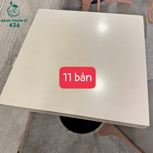 ban cafe cu mat vuong chan kim loai cao