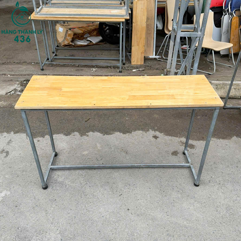 ban-lam-viec-cu-mat-go-chan-kim-loai-hien-dai-1 Bàn Ghế Học Sinh Cũ Mặt Gỗ Khung Kim Loại Hiện Đại