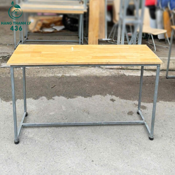 ban lam viec cu mat go chan kim loai hien dai 2