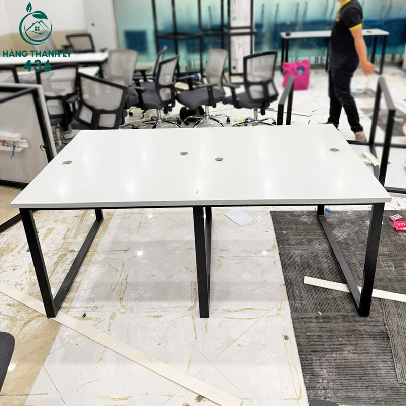 Bàn Làm Việc Nhóm Cũ 1M8x1M Có Lỗ Đi Giây Điện ban-lam-viec-nhom-cu-1m8x1m-co-lo-di-giay-dien-1 Bàn Làm Việc Nhóm Cũ 1M8x1M Có Lỗ Đi Giây Điện