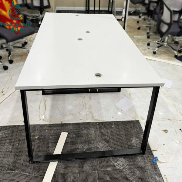 ban-lam-viec-nhom-cu-1m8x1m-co-lo-di-giay-dien (2) ban lam viec nhom cu 1m8x1m co lo di giay dien 2