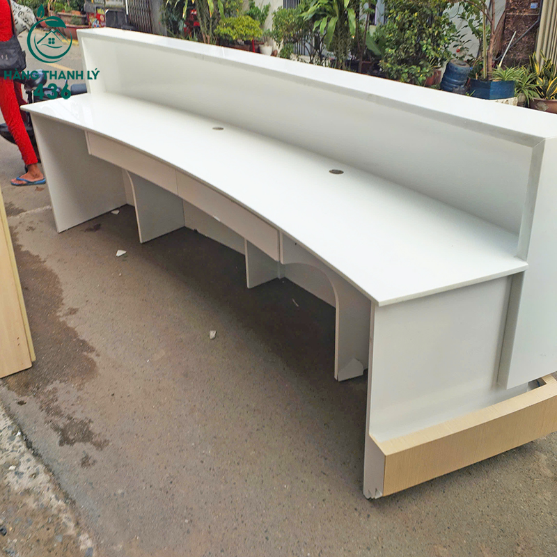 Quầy Thu Ngân Cũ 2M90x1M1 Màu Trắng Phối Gỗ Đẹp Mắt quay-thu-ngan-cu-2m90x1m1-mau-trang-phoi-go-dep-mat-1 Quầy Thu Ngân Cũ 2M90x1M1 Màu Trắng Phối Gỗ Đẹp Mắt