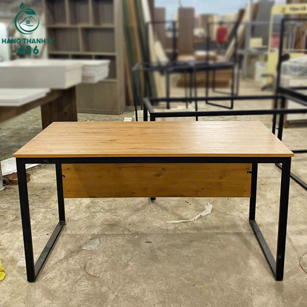 thanh ly ban lam viec go chan sat chu u moi 99 2