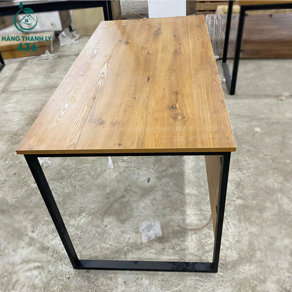 thanh ly ban lam viec go chan sat chu u moi 99 4