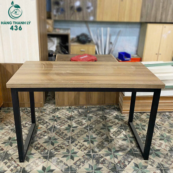 thanh-ly-ban-lam-viec-go-van-nau-hang-dep-moi-99 (2) thanh ly ban lam viec go van nau hang dep moi 99 2