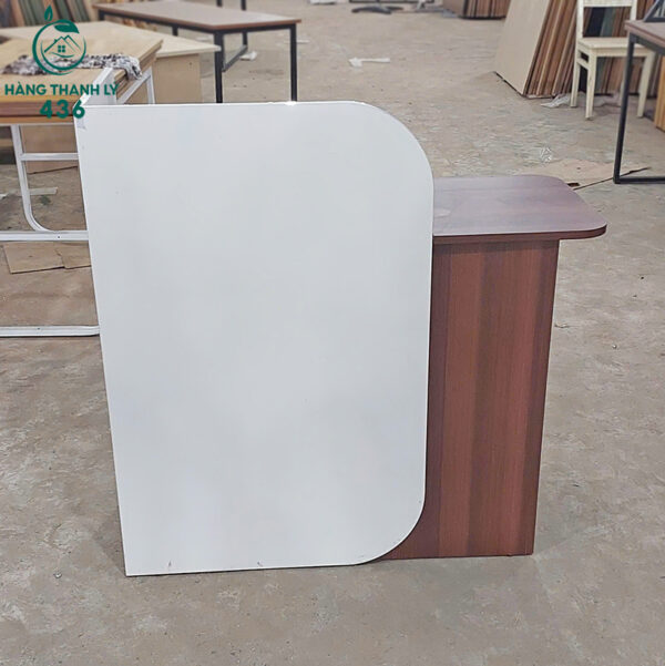 thanh ly quay thu ngan go ket hop nau trang moi 99 2