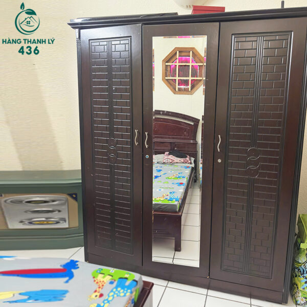 tu-quan-ao-cu-3-canh-co-guong-ben-ngoai tu quan ao cu 3 canh co guong ben ngoai