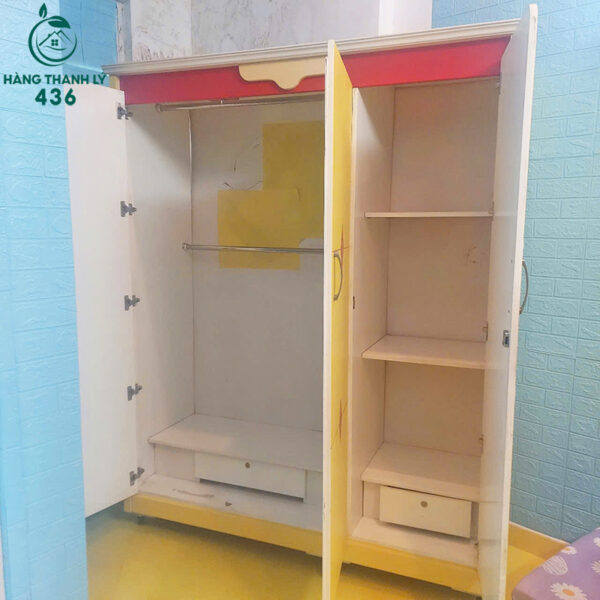 tu-quan-ao-go-cu-3-canh-son-mau-vang-dep-mat (1) tu quan ao go cu 3 canh son mau vang dep mat 1