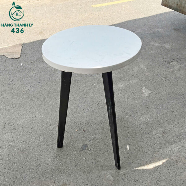 ban cafe cu mat tron mau trang chan go son den 2