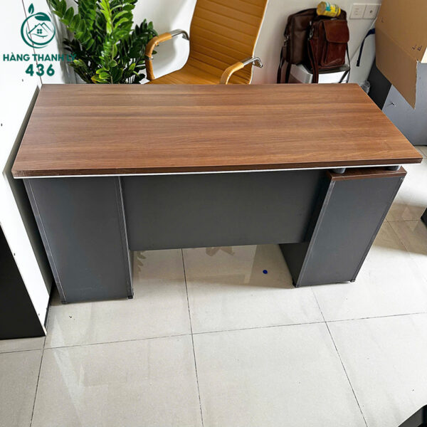 ban giam doc cu 1m4x60cm co ngan keo 1