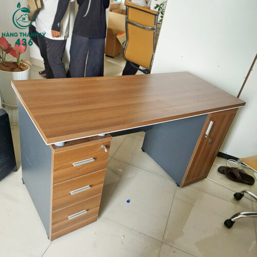 ban giam doc cu 1m4x60cm co ngan keo va hoc kin 2