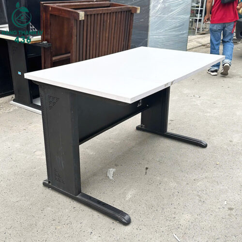 Bàn Làm Việc Chân Sắt Cũ 1M2x70CM Mặt Gỗ Hiện Đại 5 ban lam viec chan sat cu 1m2x70cm mat go hien dai 4