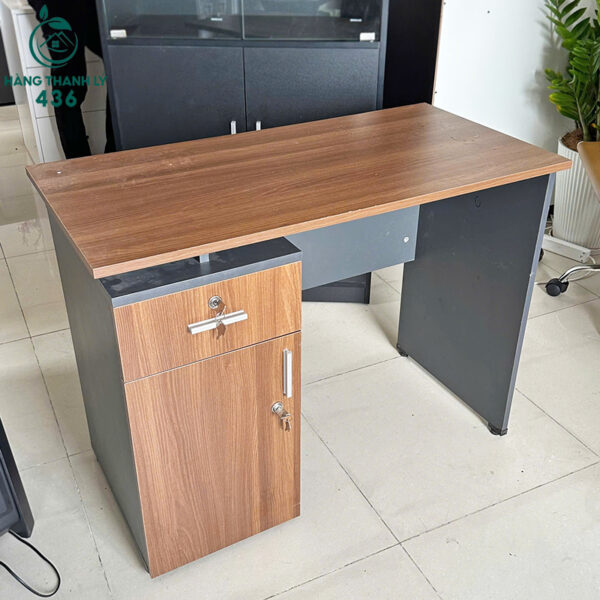 ban lam viec cu 1m2x50cm co kem hoc tu go phoi xam 1