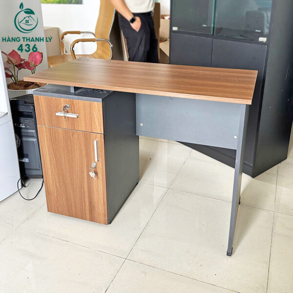 ban lam viec cu 1m2x50cm co kem hoc tu go phoi xam 3