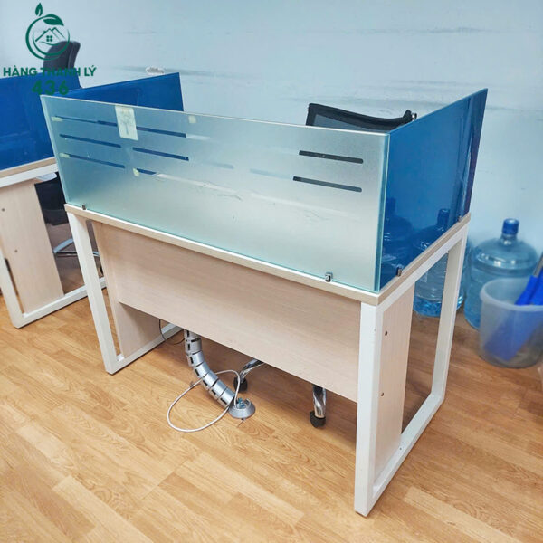 ban lam viec cu co vach ngan kinh tien loi 1