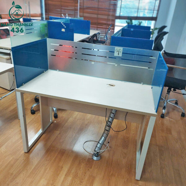 ban lam viec cu co vach ngan kinh tien loi 2