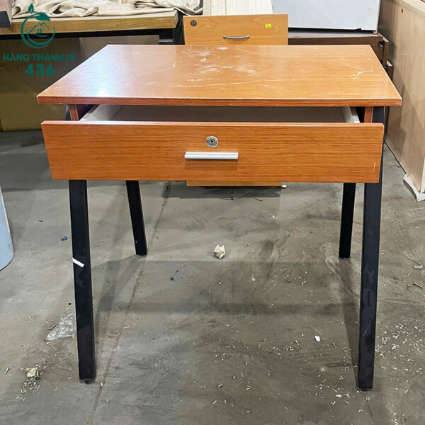 ban lam viec go cu 75cmx50cm chan sat co ngan keo 2