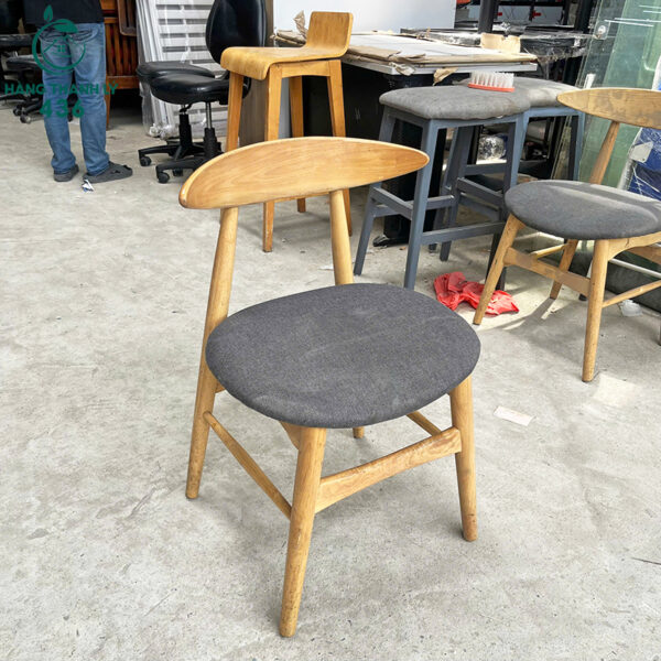 ghe cafe go cu dem boc vai phong cach toi gian hien dai 3