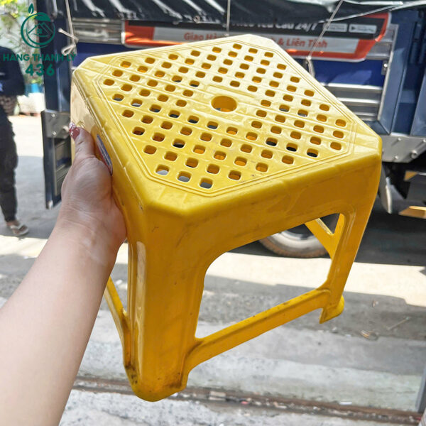 ghe nhua cu mau vang 1