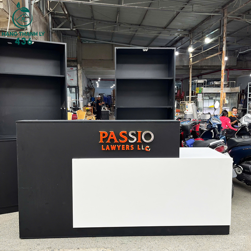 Quầy Lễ Tân Cũ 2M2x1M1 Màu Trắng Phối Đen Hiện Đại quay-le-tan-cu-2m2x1m1-mau-trang-phoi-den-hien-dai-1 Quầy Lễ Tân Cũ 2M2x1M1 Màu Trắng Phối Đen Hiện Đại