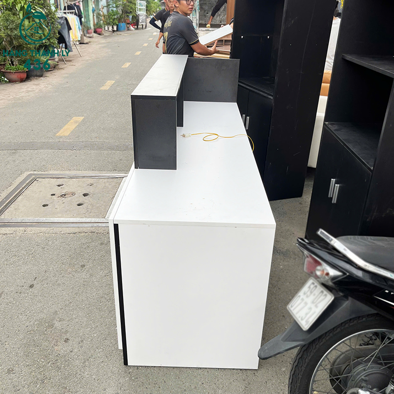 Quầy Lễ Tân Cũ 2M2x1M1 Màu Trắng Phối Đen Hiện Đại quay-le-tan-cu-2m2x1m1-mau-trang-phoi-den-hien-dai-2 Quầy Lễ Tân Cũ 2M2x1M1 Màu Trắng Phối Đen Hiện Đại