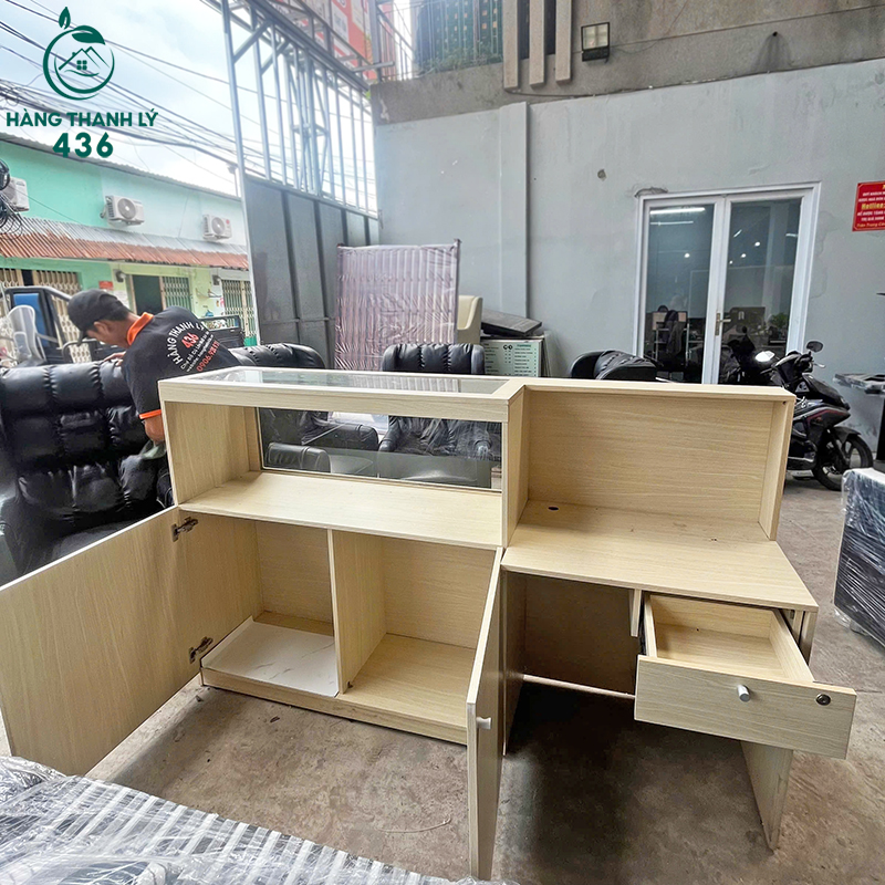quay-le-tan-go-cu-1m2x2m-be-mat-phoi-kinh-hien-dai-4-1 Quầy Lễ Tân Gỗ Cũ 1M2x2M Bề Mặt Phối Kính Hiện Đại