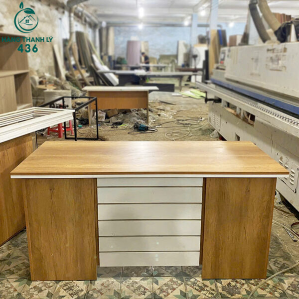 thanh ly ban giam doc go 1m6x80cm khong hoc moi 99 5