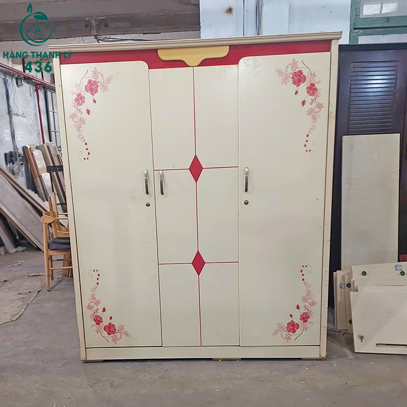 Tủ Quần Áo Gỗ Cũ 3 Cánh 1M4x2M Màu Trắng Phối Hoa Văn Đỏ tu-quan-ao-go-cu-3-canh-1m4x2m-mau-trang-phoi-hoa-van-do-3 Tủ Quần Áo Gỗ Cũ 3 Cánh 1M4x2M Màu Trắng Phối Hoa Văn Đỏ