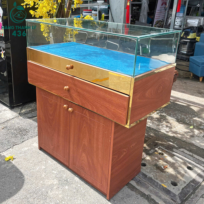 Tủ Trưng Bày Cũ Bằng Gỗ Kết Hợp Kính Sang Trọng tu-trung-bay-cu-bang-go-ket-hop-kinh-sang-trong-2 Tủ Trưng Bày Cũ Bằng Gỗ Kết Hợp Kính Sang Trọng