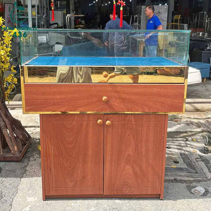 Tủ Trưng Bày Cũ Bằng Gỗ Kết Hợp Kính Sang Trọng tu-trung-bay-cu-bang-go-ket-hop-kinh-sang-trong-3 Tủ Trưng Bày Cũ Bằng Gỗ Kết Hợp Kính Sang Trọng