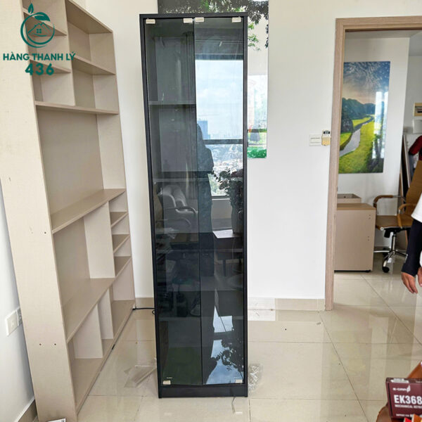 tu trung bay cu cao 2m mau den ket hop kinh 3