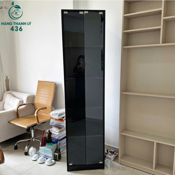 tu trung bay cu cao 2m mau den ket hop kinh 4